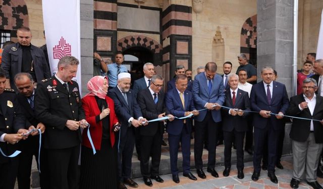 Gaziantep'te depremde hasar gören tarihi Camii ibadete açıldı!
