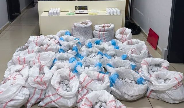 Hastane otoparkına gizlenen binlerce hap ele geçirildi! 4 gözaltı