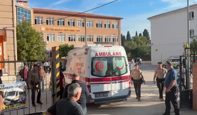 Manisa'da okul önünde silahlı saldırı!Yaralılar var...