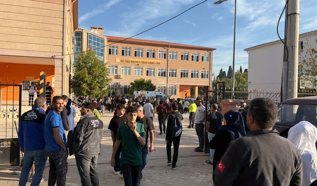 Manisa’da okul önünde silahlı saldırı! Saldırgan yakalandı, 2’si ağır 10 öğrenci yaralı…