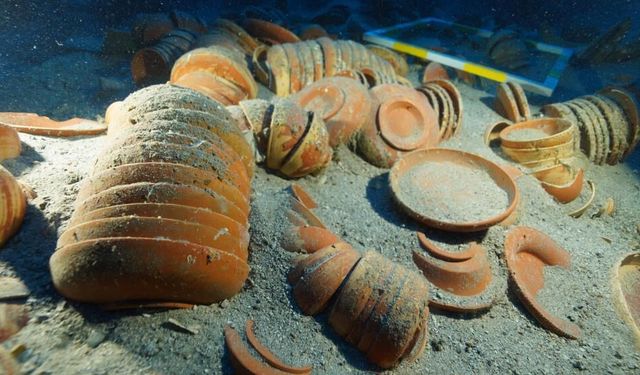 Bakan Ersoy açıkladı! Akdeniz’den 2 bin 100 yıllık sofra takımı çıktı! Binlerce seramiği kil korumuş