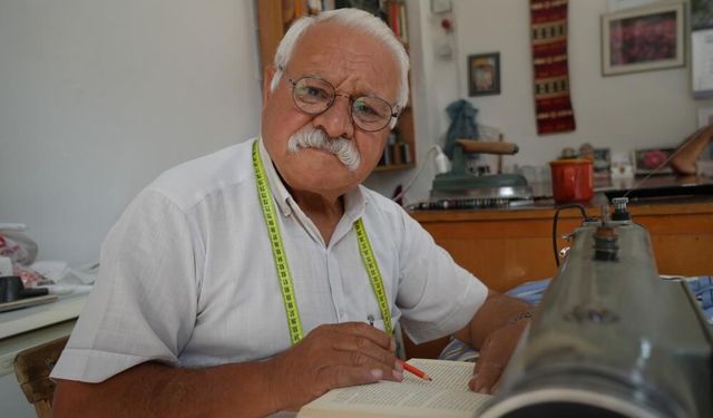 Gaziantep'te 55 yıllık terzi, boş vakitlerini kitap okuyarak geçiriyor!