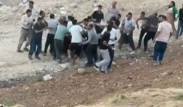 Gaziantep’te taşlı sopalı kavganın yeni görüntüleri ortaya çıktı! Araçla kalabalığa dalmış!