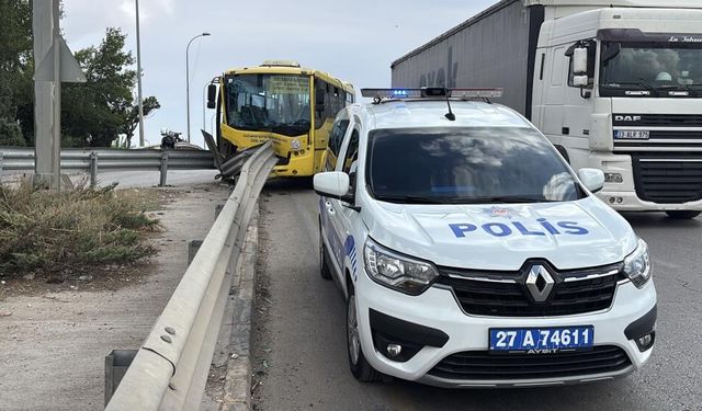 Gaziantep'te feci kaza! Halk otobüsü demir bariyerlere çarptı: Yaralılar var…