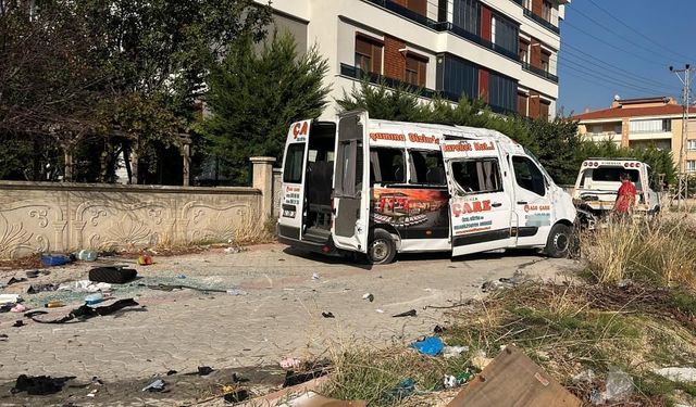 Servis minibüsü ile otomobil çarpıştı: 9 yaralı