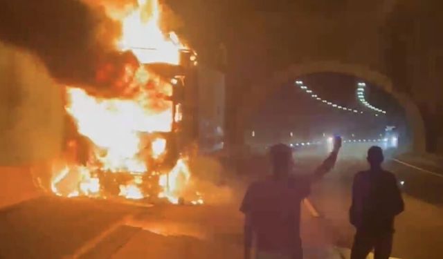 Gaziantep otoyolunda kamyon alev alev yandı