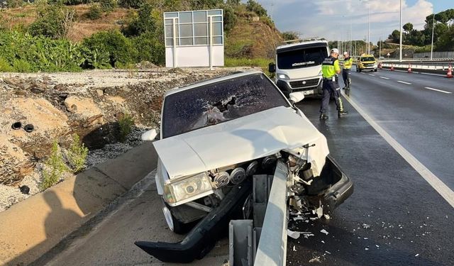 Tofaş otomobil demir bariyerlere ok gibi saplandı! Sürücü yaralandı