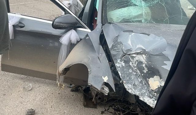 Gaziantep’te kontrolden çıkan araç direğe çarparak karşı şeride geçti