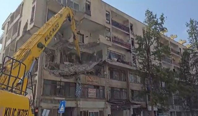 Gaziantep’te depremde ağır hasar alan 50 yıllık binada yıkım çalışması başlatıldı
