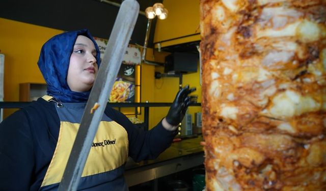 Gaziantep'te 20 yaşındaki döner ustası kadın erkeklere taş çıkartıyor