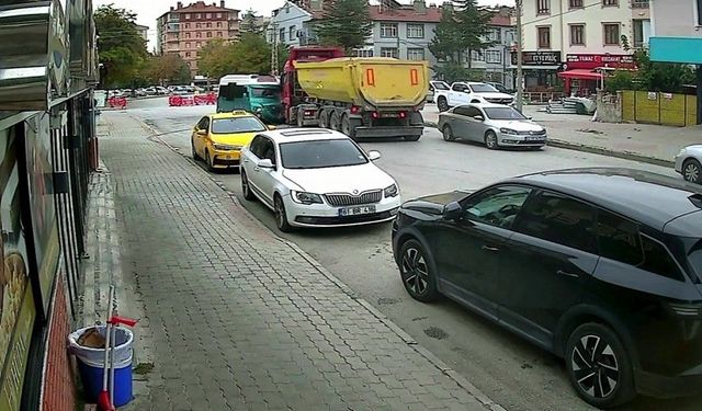 Feci kaza! Hafriyat yüklü kamyon ile minibüs çarpıştı! Yaralılar var…