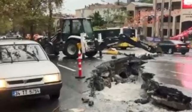 İstanbul’da şiddetli yağış ulaşımı vurdu! Yol böyle çöktü…