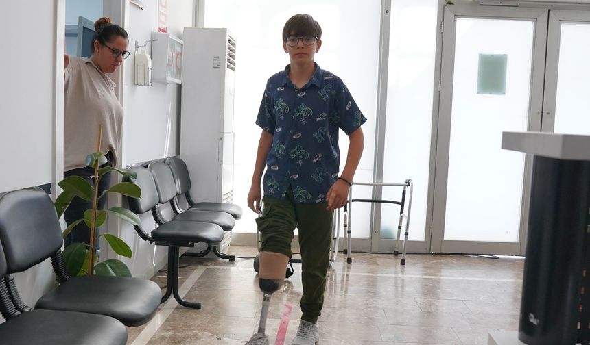 Depremde ailesini ve bacağını kaybeden Abdulkadir tekrar yürümeye başladı