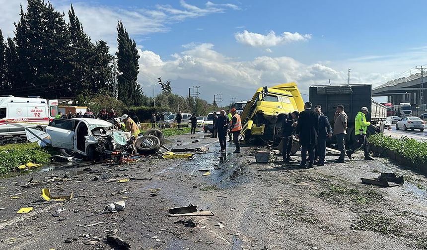 Hatay'da Karşı Şeride Geçen Tırın Çarptığı Otomobildeki 6 Kişi Öldü!