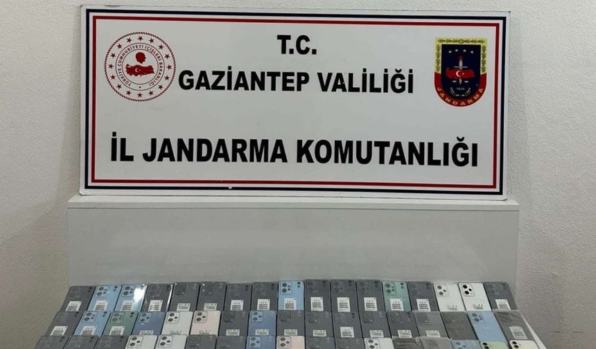 Gaziantep'te kaçak 55 cep telefonu ve 60 akıllı saat ele geçirildi