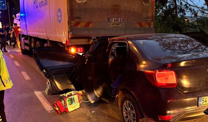 Otomobil, PTT Kamyonuna Ok Gibi Saplandı: 1 Ölü, 2 Yaralı