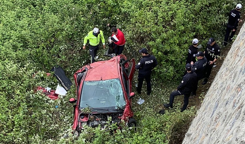 Otomobil 10 Metrelik İstinat Duvarından Uçtu: Yaralılar Var