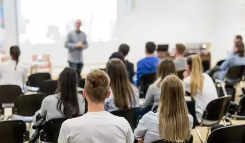 2025 Yılı 1 Mayıs Üniversitesi Tatili: Dersler İşleniyor Mu? Yoklama Alınır Mı?