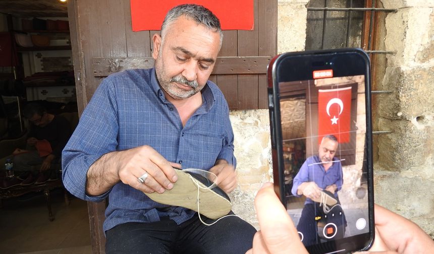 Gaziantep'in yemeni ayakkabıları turistlerden ilgi görüyor