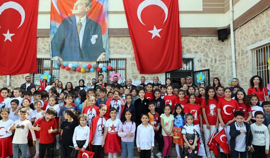 Abdulkadir Konukoğlu mezun olduğu ilkokulda!