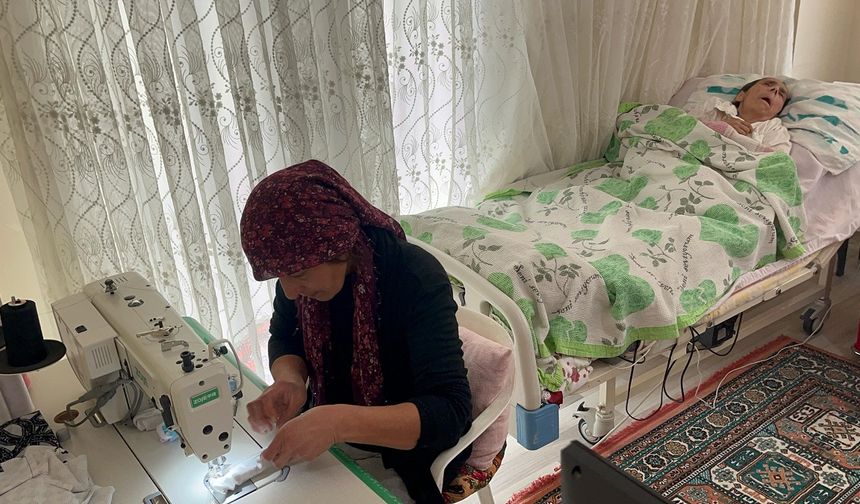 Gaziantep Büyükşehir’deki işini bıraktı! Hasta annesine bakmak için el emeği tokalar satıyor