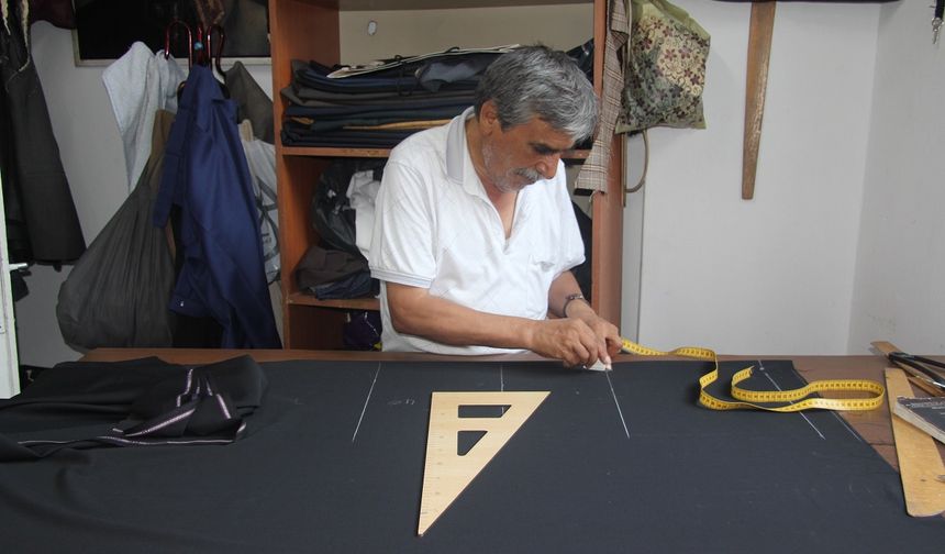 Ustasından aldığı antika dikiş makinesiyle 60 yıldır terzilik yapıyor