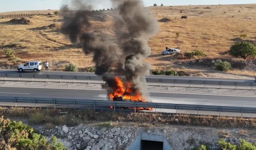 Gaziantep'te faciadan dönüldü! Otomobil alev topuna döndü