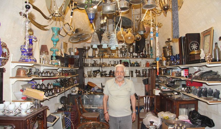 Gaziantep'te topladığı antikaları sergiliyor