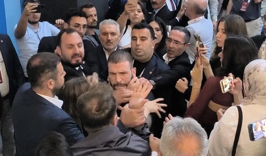 CHP kongresinde tekme ve tokatlar havada uçuştu