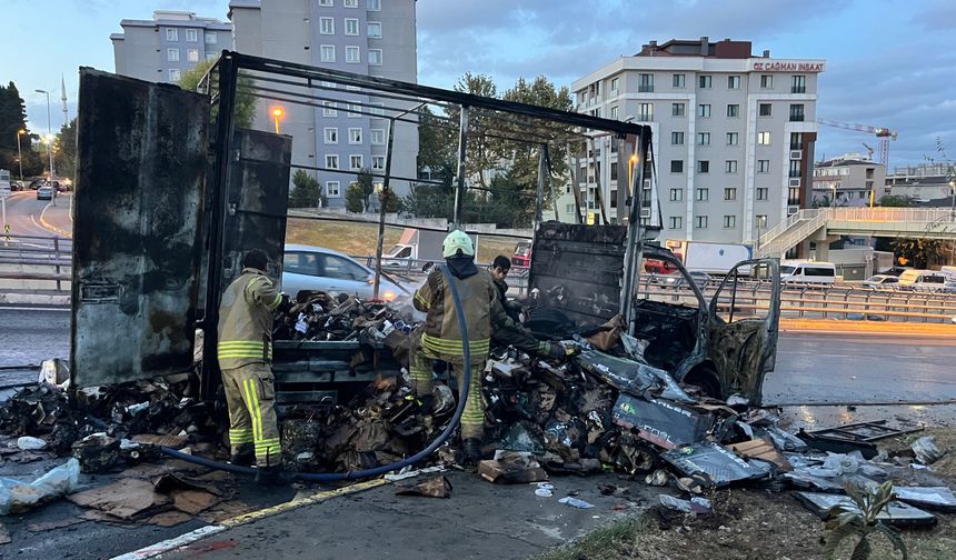 Kargo yüklü kamyonet alev alev yandı… İşte o anlar