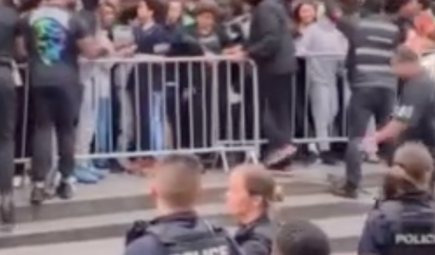 Paris’te izdiham oldu: 5 gözaltı