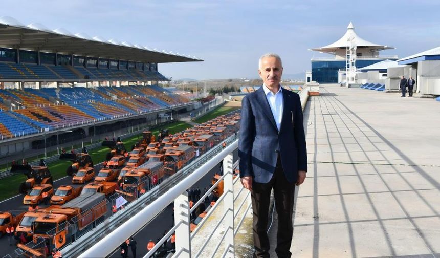 Kış lastiği zorunluluğunda tarih değişti! Bakan Uraloğlu açıkladı…