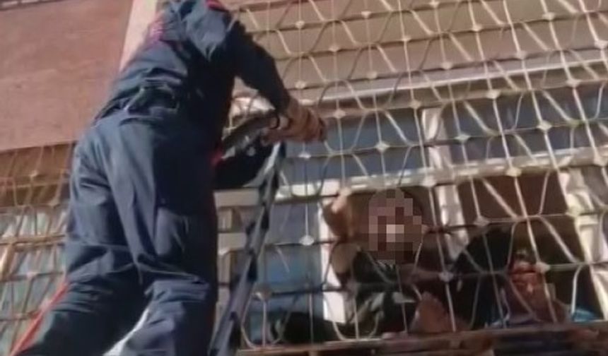 Evindeki demir parmaklıklara kolu sıkışan engelli vatandaşı itfaiye kurtardı