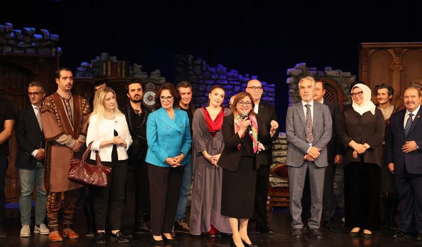 Büyükşehir Şehir Tiyatrosu’ndan unutulmaz prömiyer