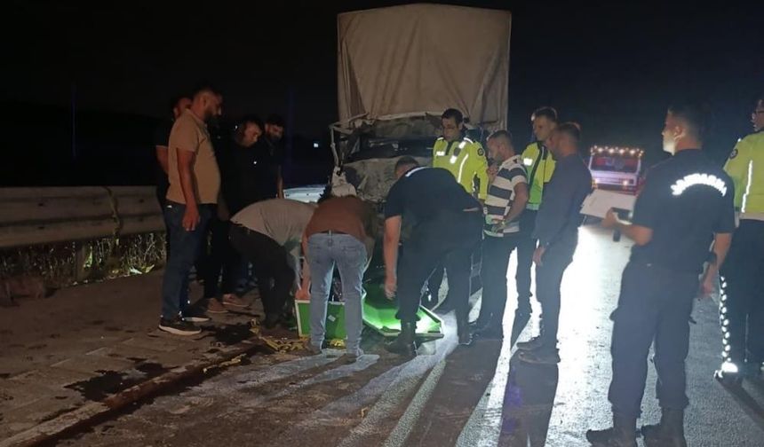Gaziantep’te feci kaza can aldı! Kamyonet kamyona çarptı: Ölü ve yaralı var