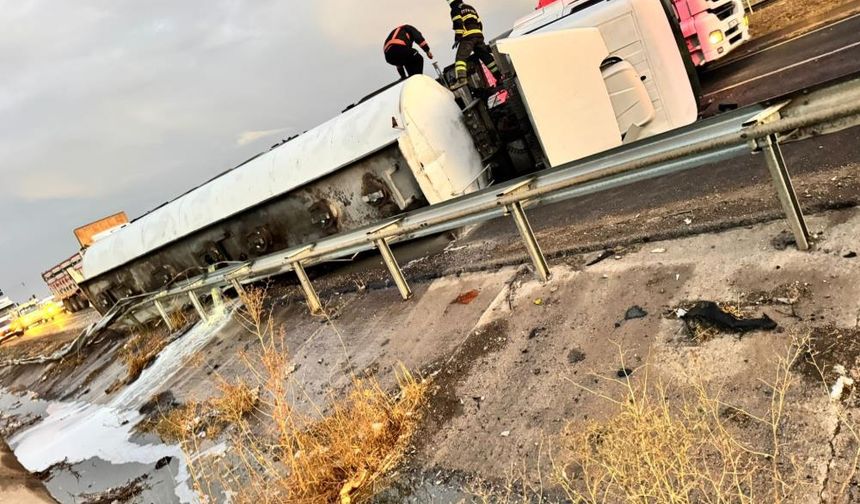 Facianın eşiğinden dönüldü! Mazot yüklü tanker otomobile çarptı: Yaralılar var