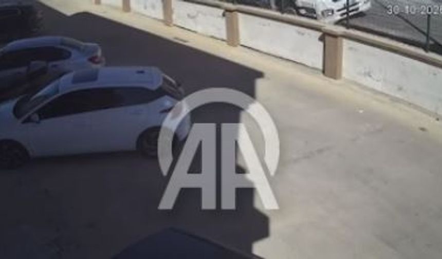 Gaziantep'te şaşırtan olay! Park halindeki tır fabrika duvarının üzerine devrildi: Video haber…