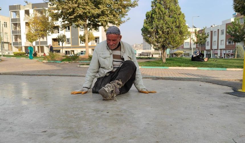 Gaziantep’in komşu ilinde engelli yaşlı adam sürünerek yaşıyor! Akülü tekerlekli sandalye desteği bekliyor