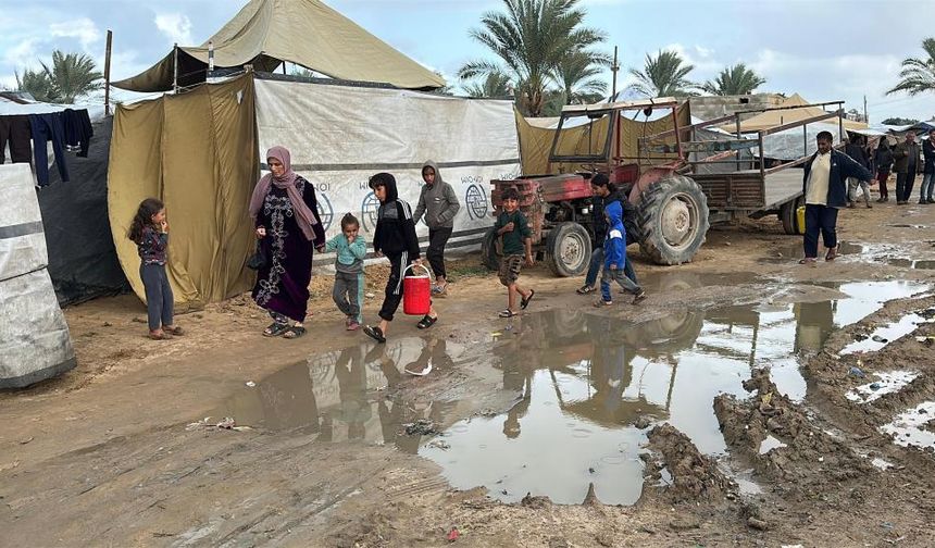 İnsani kriz derinleşiyor! Gazze’de şiddetli yağış! Çadırlar sular altında kaldı