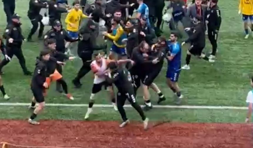 Futbol sahası ringe döndü, 24 kırmızı kart çıktı