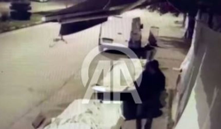 Gaziantep'te şaşırtan hırsızlık! Bir kişi manavdan çaldığı muzları tepsiyle götürdü