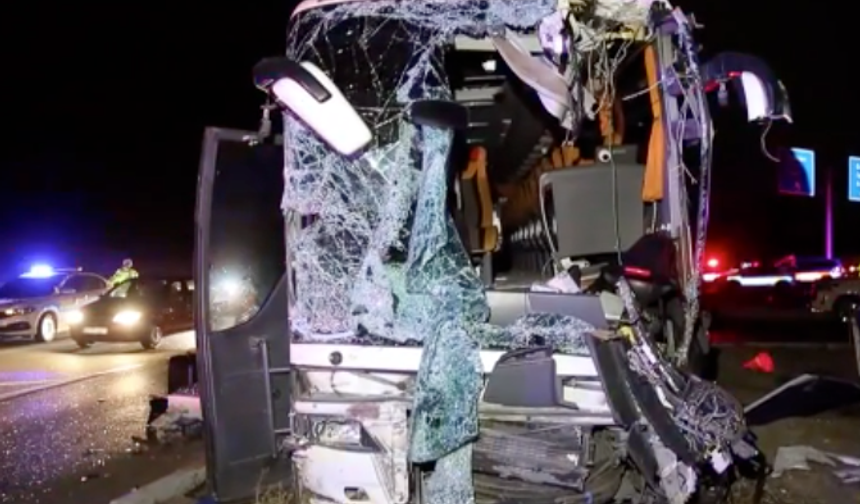 Yolcu otobüsü ile minibüs çarpıştı: Kazada çok sayıda kişi yaralandı!