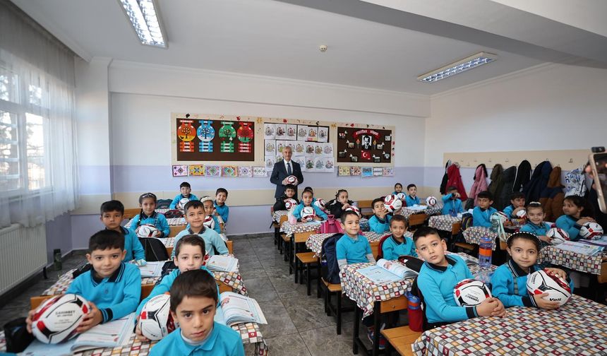 Tahmazoğlu’ndan okulunu temiz tutan öğrencilere hediye