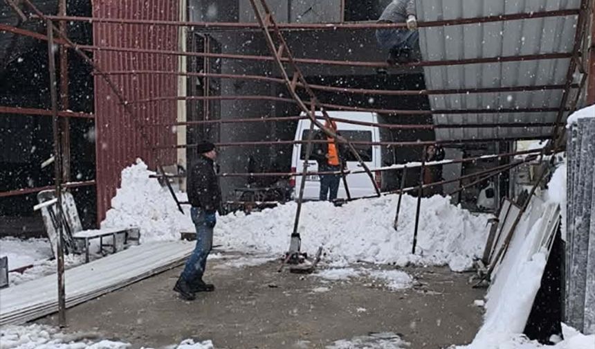 Gaziantep'te kar yağışı hayatı felç etti! 10 iş yerinin çatısı çöktü! Video haber...
