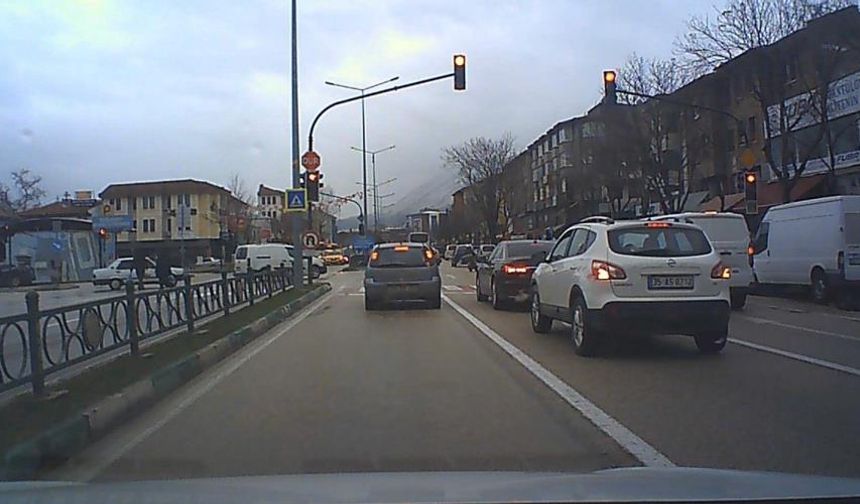 Kırmızı ışık ihlali kaza getiriyordu! Yayanın canını hiçe saydı! Video haber…