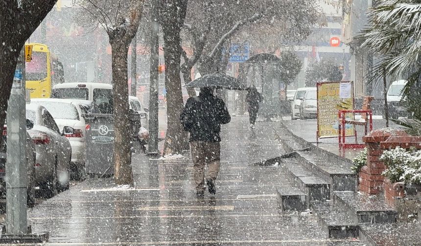 Gaziantep'te kar yağışı sürüyor! Kent beyaza büründü…