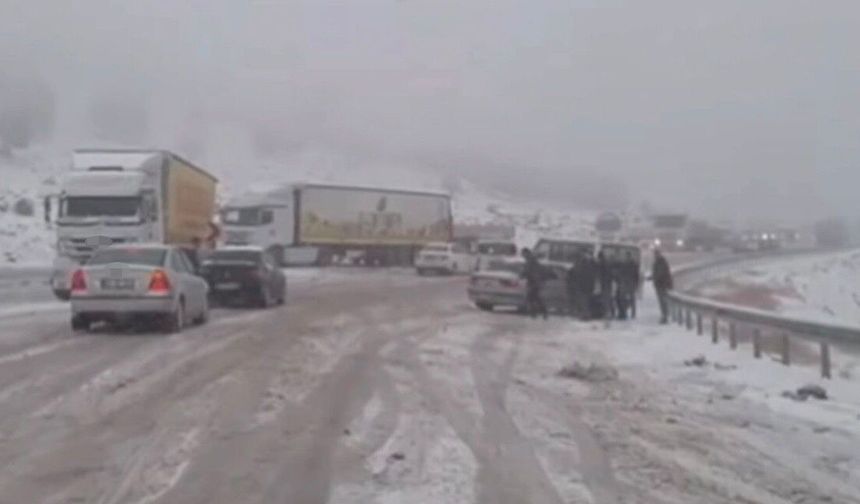 Gaziantep-Araban kara yolunda kar esareti: Çok sayıda araç mahsur kaldı