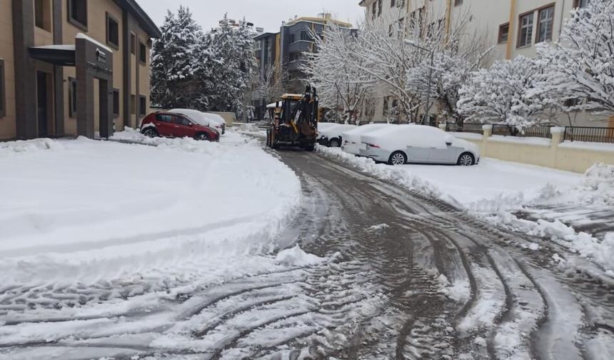 Şehitkamil'de karla mücadele aralıksız sürüyor! Tüm imkanlar seferber edildi