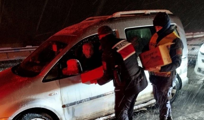 Gaziantep-Kahramanmaraş yollarda mahsur kalan vatandaşlara yardım