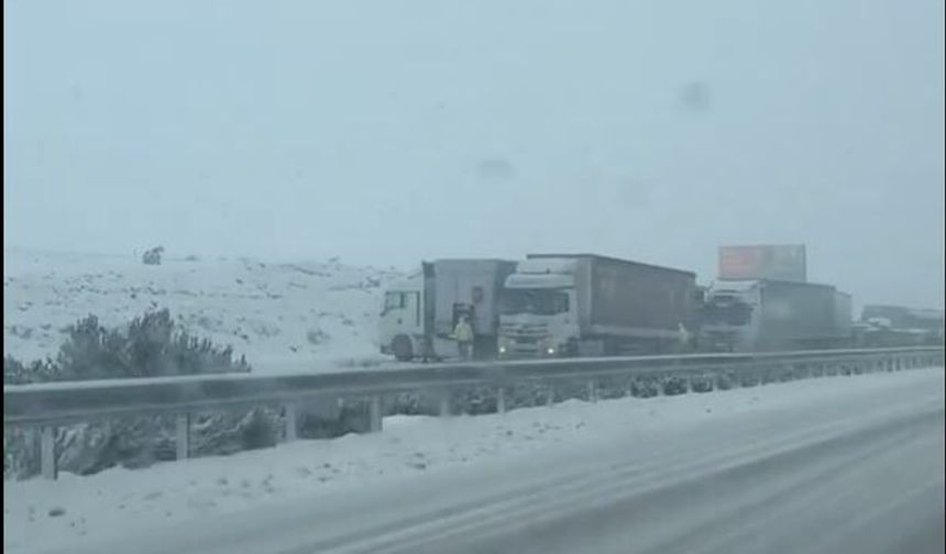 Gaziantep Otoyolunda kar esareti! Tırlar yolda kaldı